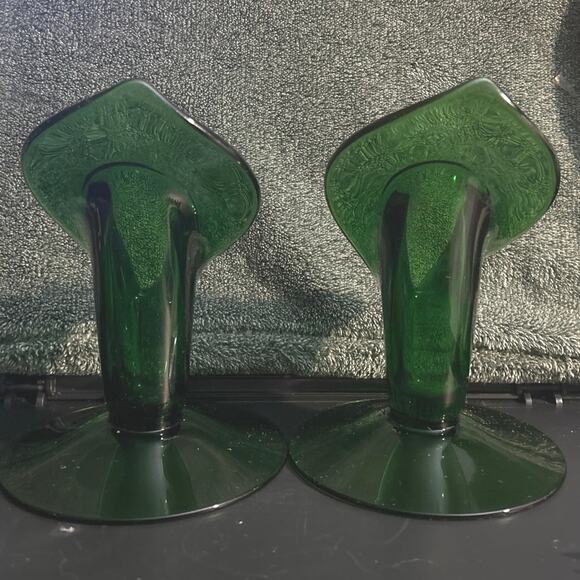 Pair of Cambridge Glass Emerald #499 Calla Lily Candleholders - Picture 5 of 8